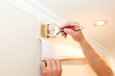 Pose de papier peint à Change — revêtements muraux et toiles de verre